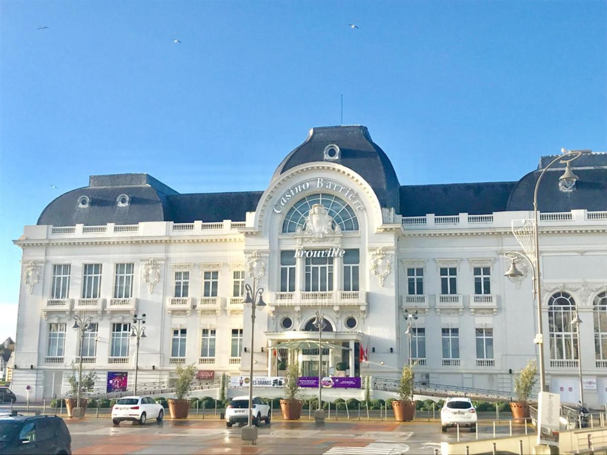 Cote Plage: Charming Trouville Apartment with Linen and Parking Exterior photo
