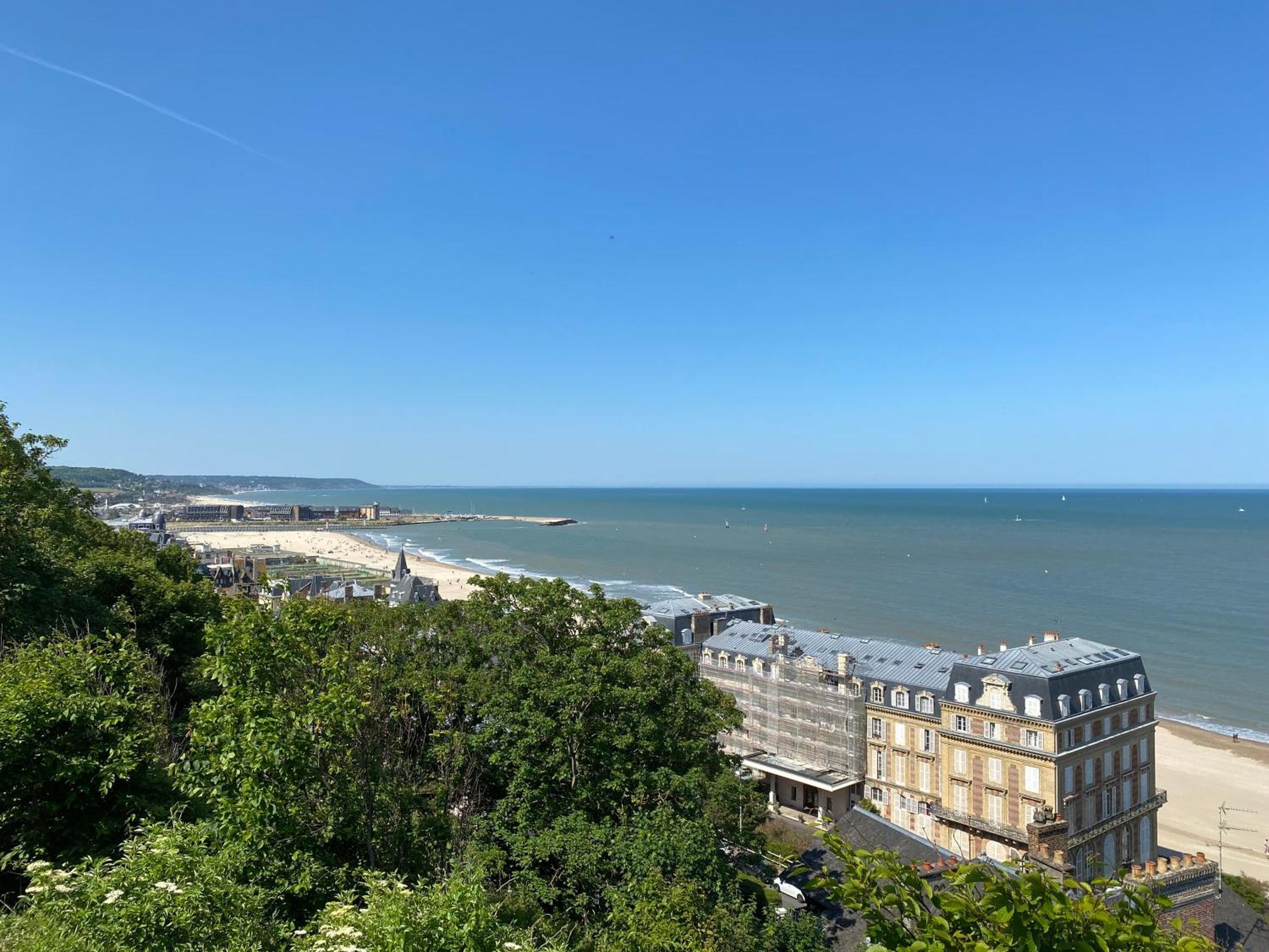 Cote Plage: Charming Trouville Apartment with Linen and Parking Exterior photo