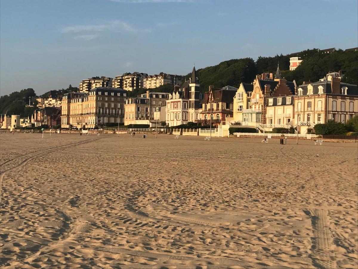 Cote Plage: Charming Trouville Apartment with Linen and Parking Exterior photo