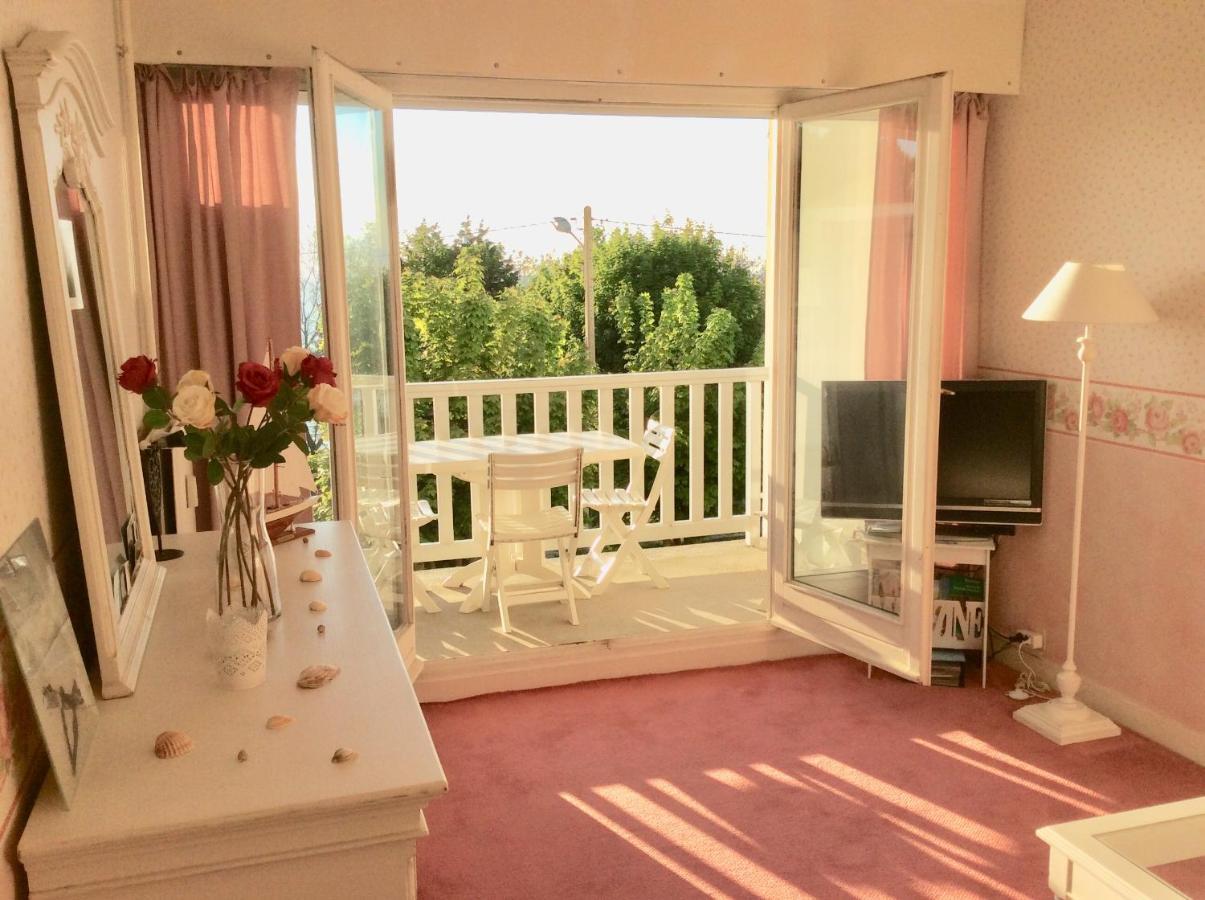Cote Plage: Charming Trouville Apartment with Linen and Parking Exterior photo